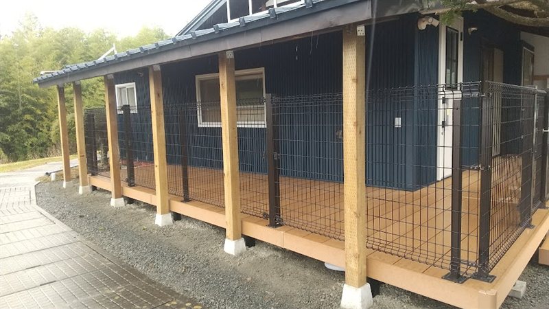 柱と軒のあるウッドデッキの寛ぎ空間
