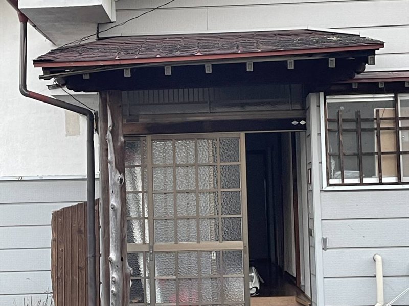 施工前の傷んだ瓦葺きの玄関庇