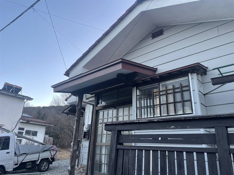 板金屋根に葺き替えた玄関庇の完成