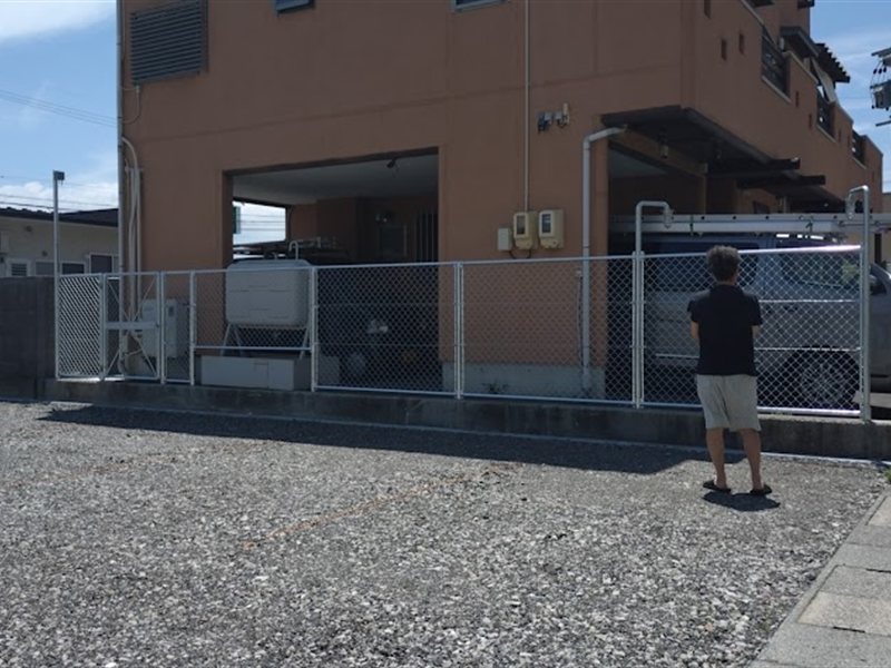 敷地境界に沿って設置したアメリカンフェンスの全景