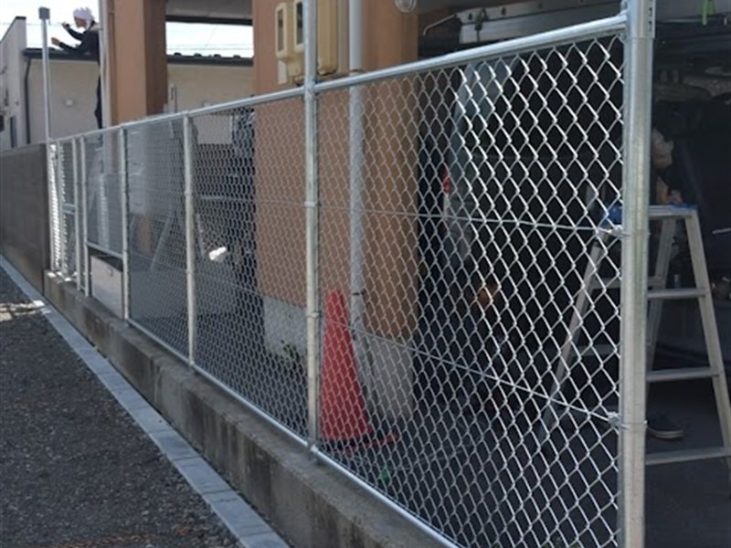 支柱に取り付けたオリジナル製作の照明
